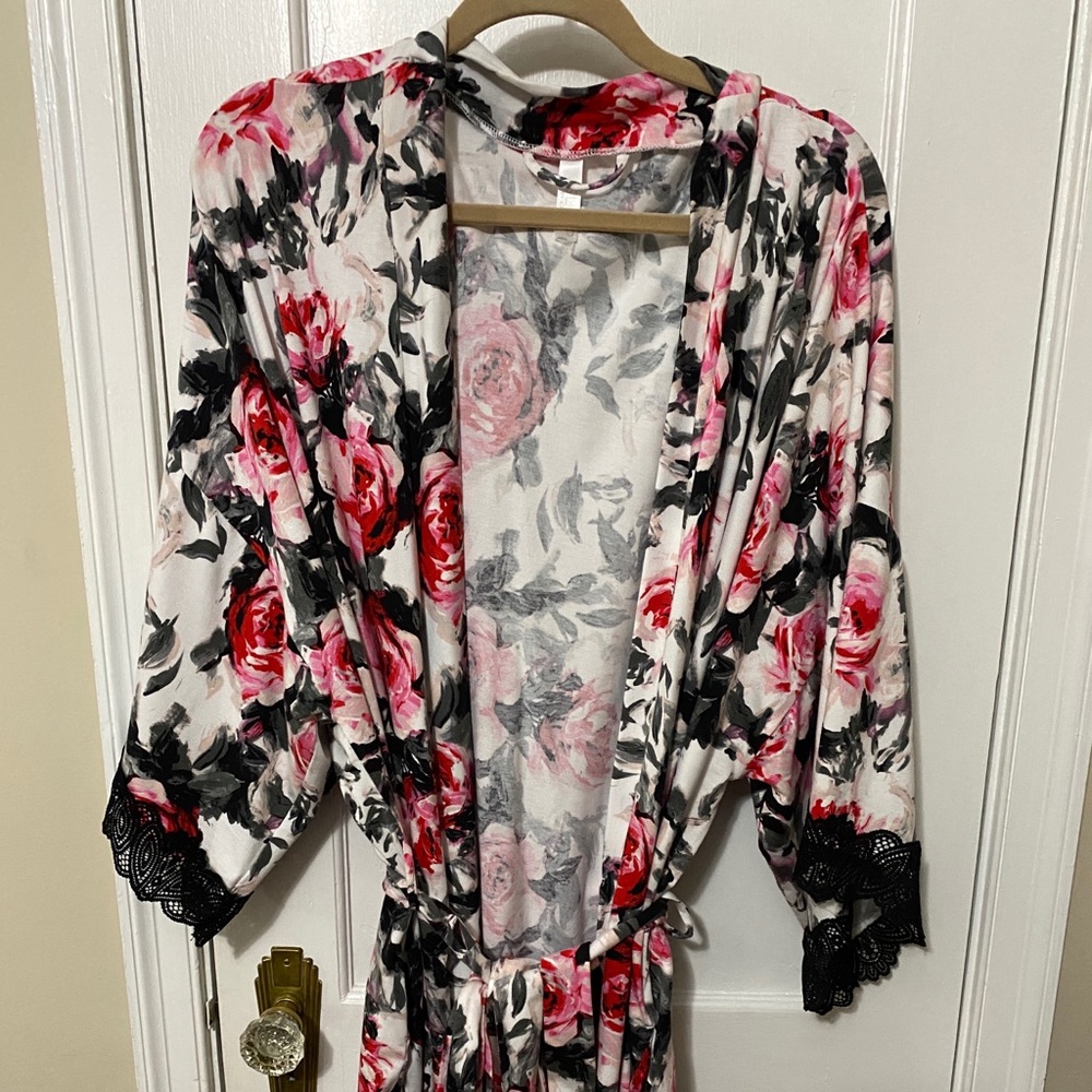 Floral robe with lace trim on sleeves